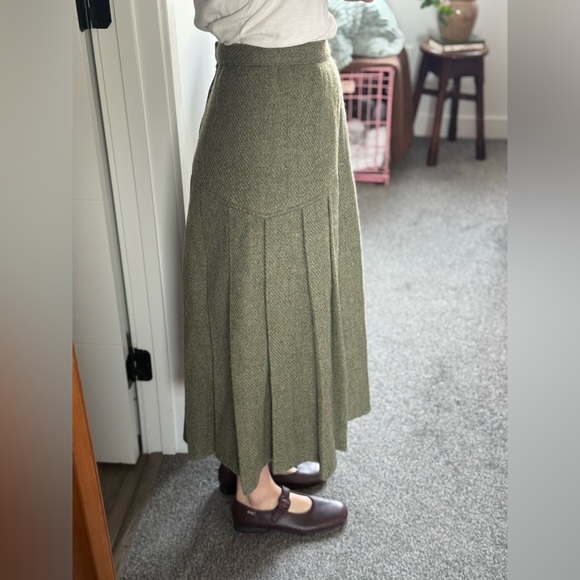 Elegant Green Pleated Skirt - Picture 3 of 13